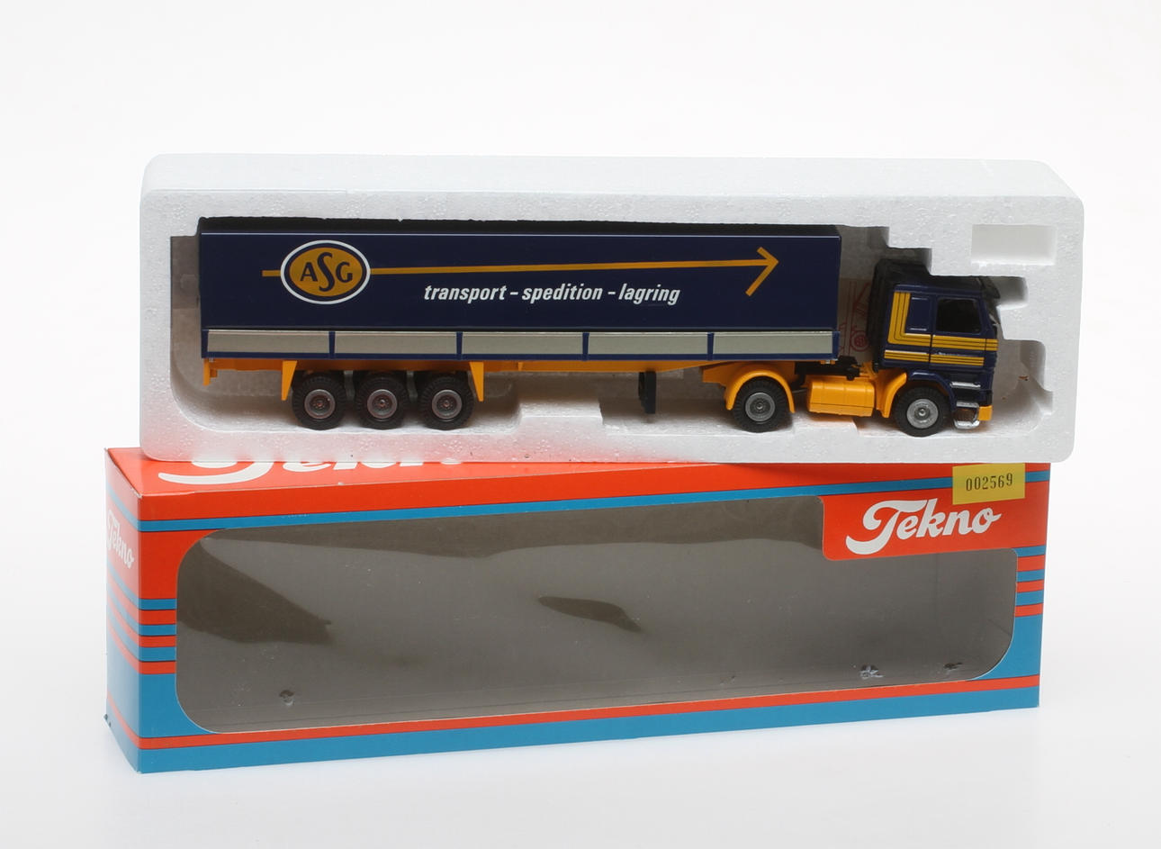 MODELLBIL ASG TEKNO HOLLAND i originalkartong. Volvo med semitrailer.