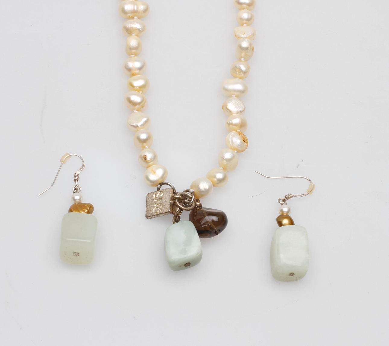 HALSBAND samt ÖRHÄNGEN, Snö.