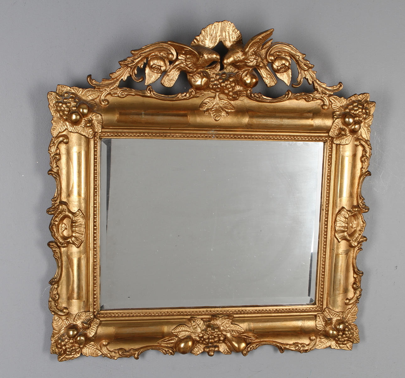 SPEGEL, nyrokoko,med dekor av fåglar.1800-talets andra hälft.