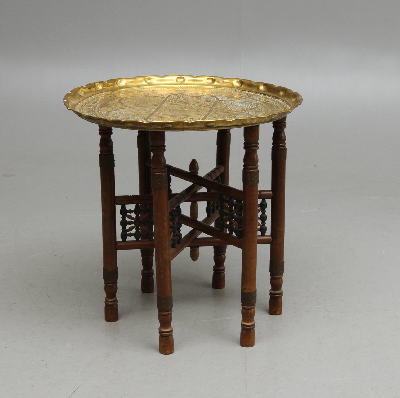 RÖKBORD, orientaliskt, 1900-talets andra hälft.