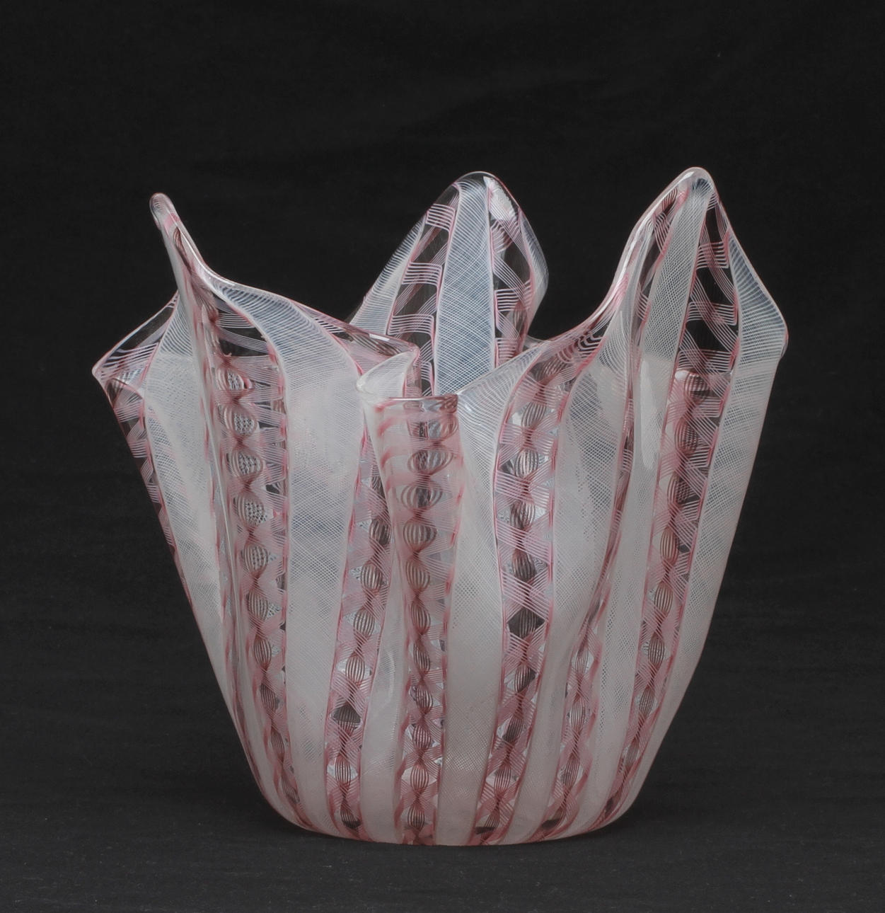 NÄSDUKSSKÅL Glas, toligen "Fazzoletto", Fulvio Bianconi och Paolo Venini, Venini, Murano, Italien.