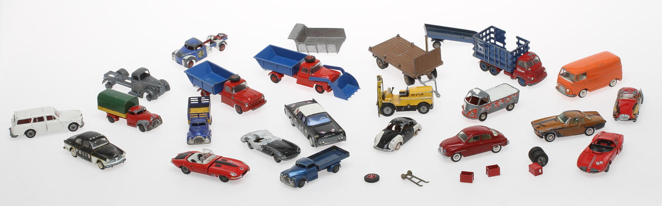 MODELLBILAR TEKNO och WILMER cirka 22 delar.