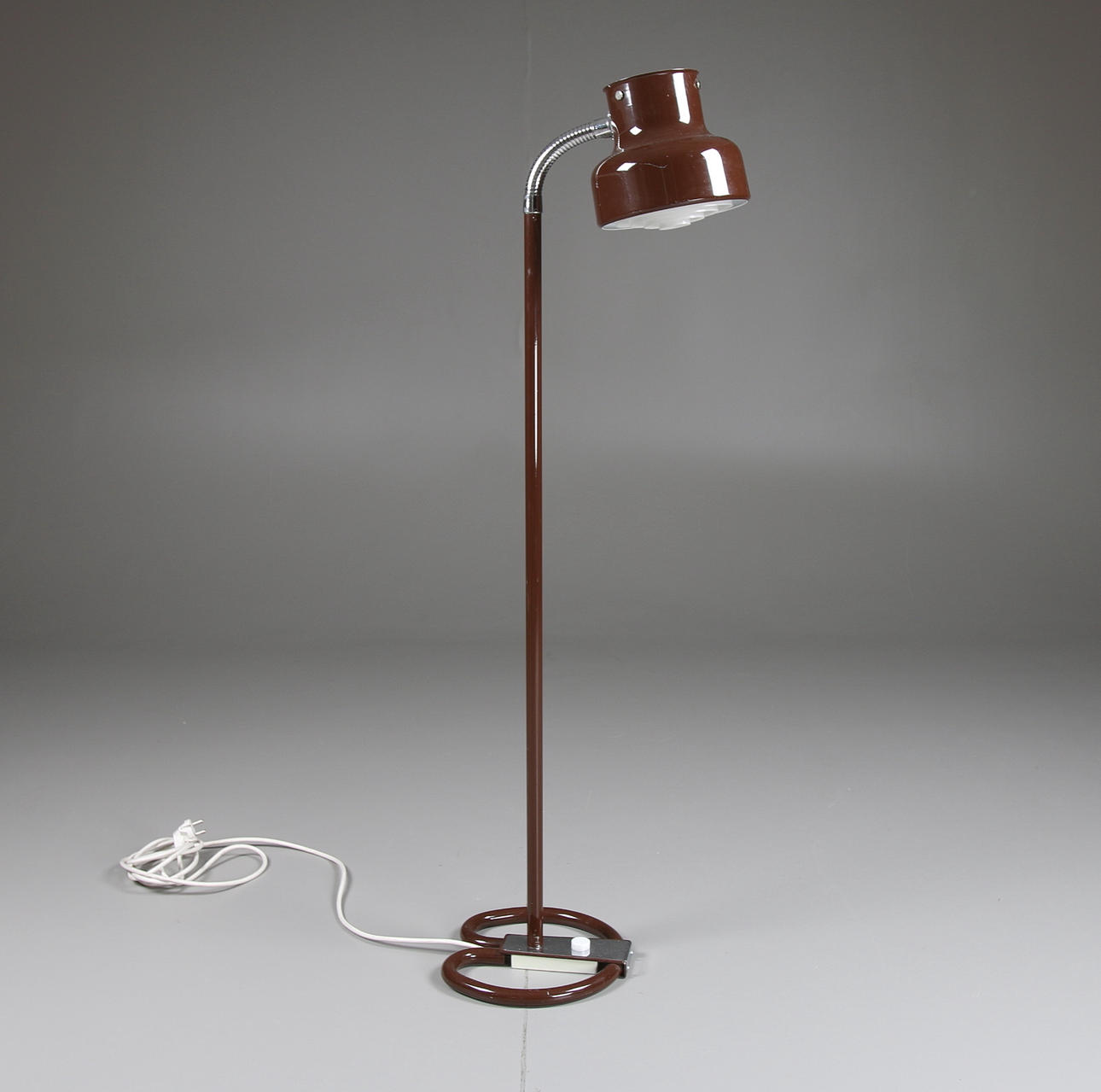 GOLVLAMPA "Bumling", brunlackad plåt.