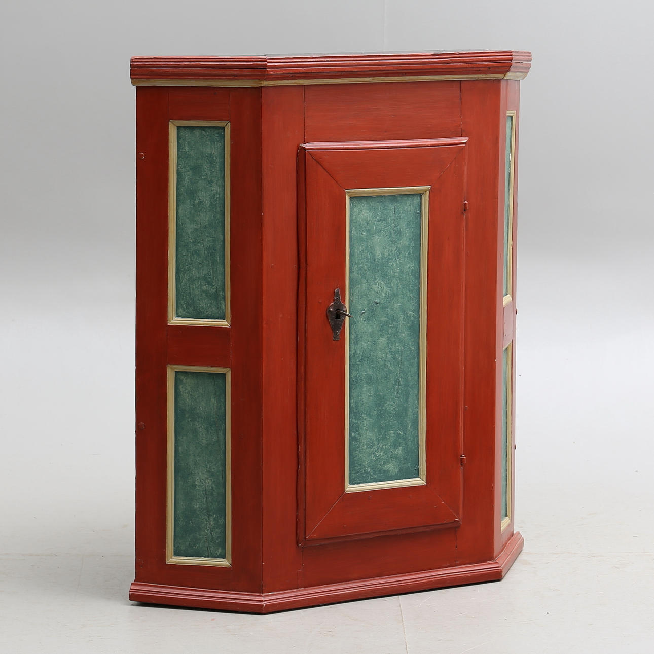 KAAPPI, kulma, maalattua puuta.