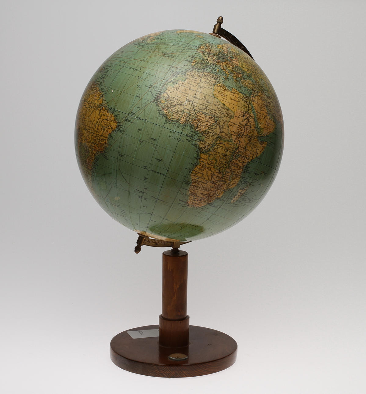 JORDGLOB, på träfot, 1900-tal.