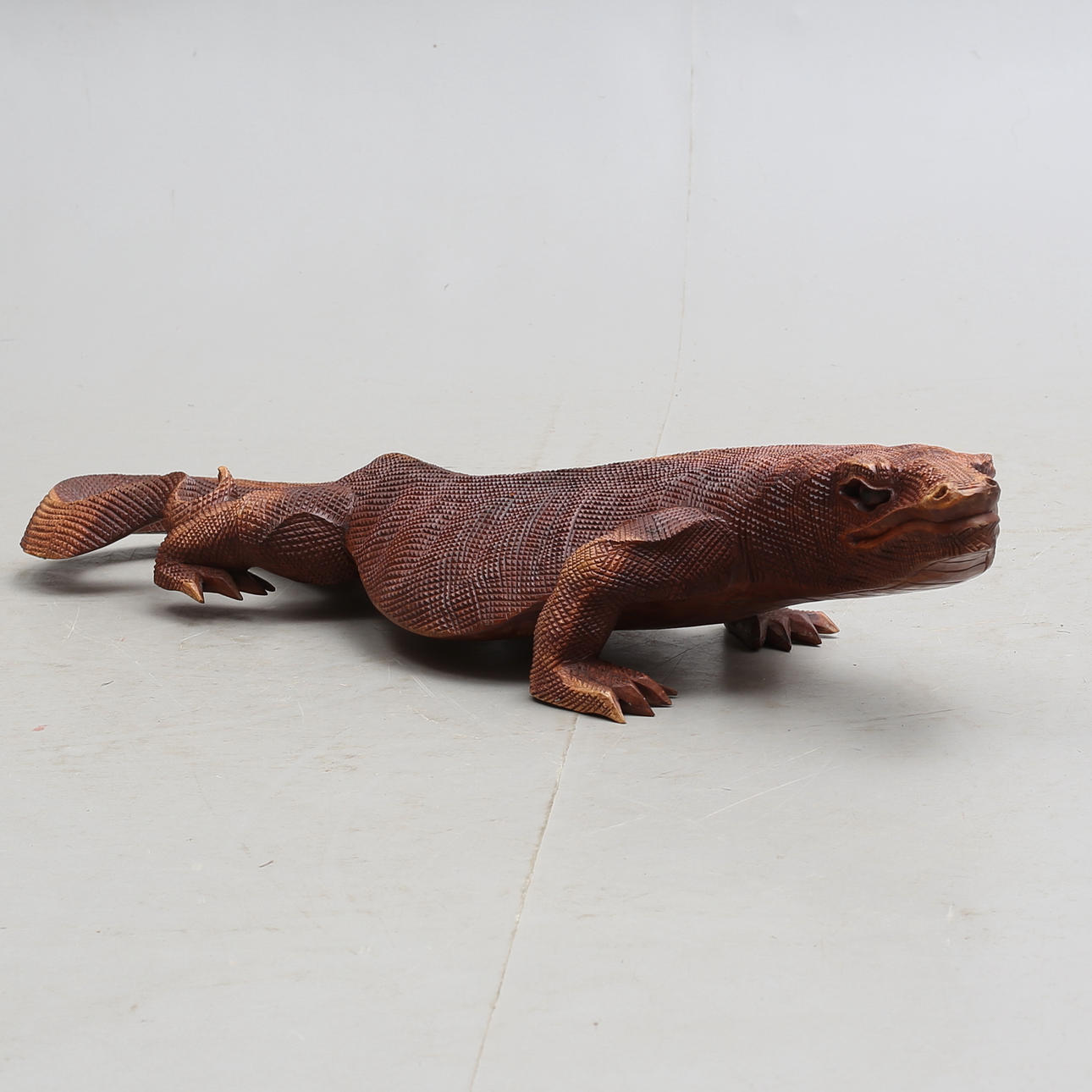 ESCULTURA en forma de LAGARTO, madera.