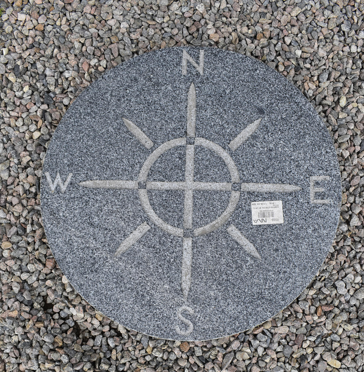 KOMPASSET, poleret granit.