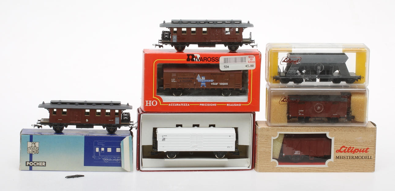 MODELLTÅG LILIPUT, RIVAROSSI och POCHER. 7 vagnar delvis i originalkartong.
