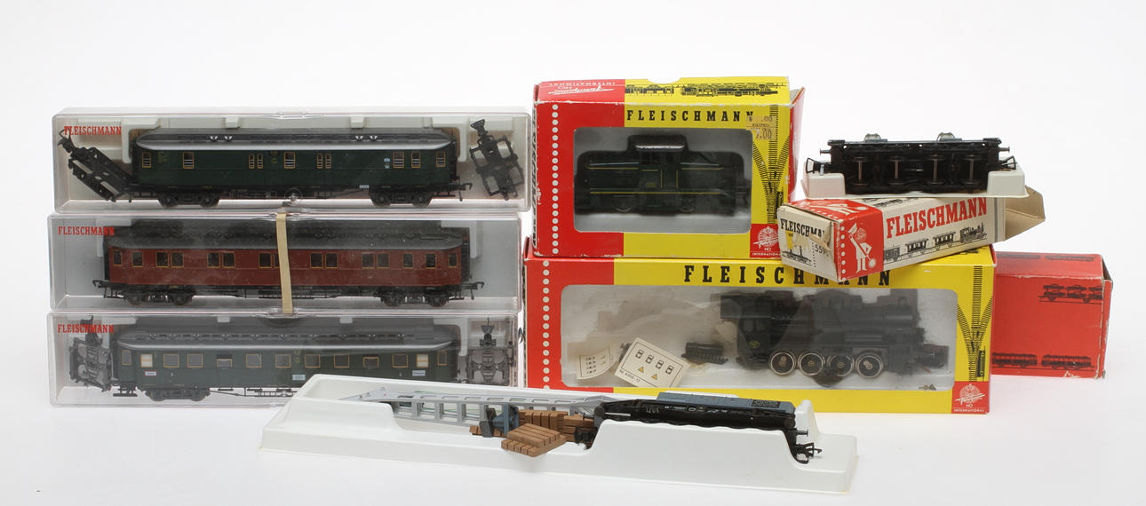 MODELLTÅG FLEISCHMANN diesellok 4201, lyftkranvagnar 5595 och 5596 samt 3 personvagnar i originalkartonger.