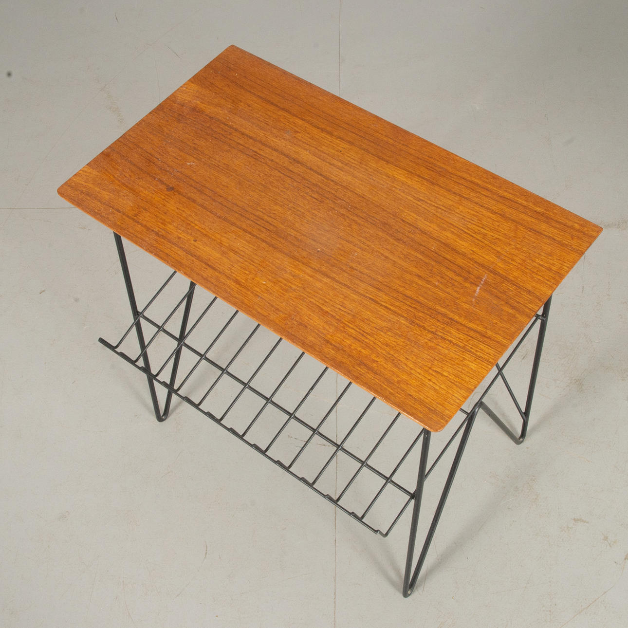 TIDNINGSBORD, teak med stringunderrede, 1900-talets mitt.