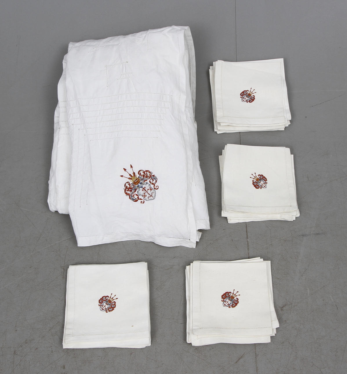 DUK och SERVETTER, Vapendekor, 30 delar, linne, 1800/1900-tal.