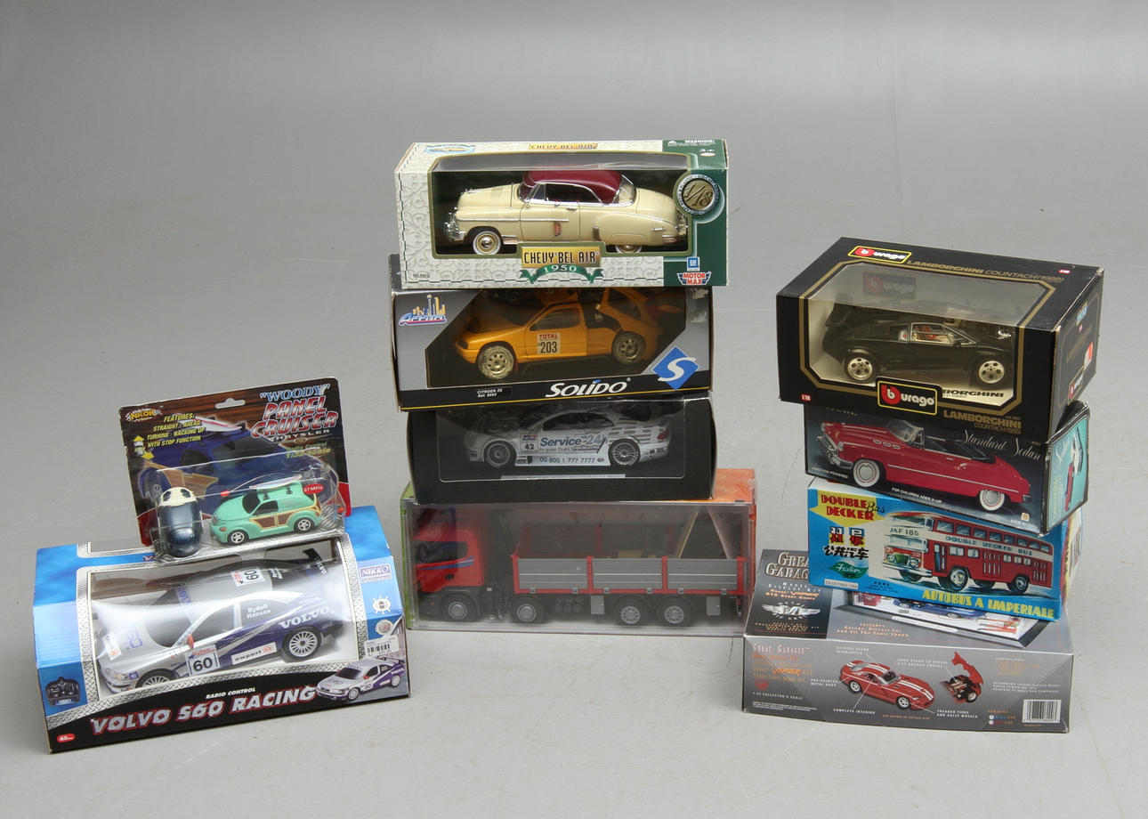 MODELLBILAR olika fabrikat mest plast cirka 10 delar. Originalkartonger.