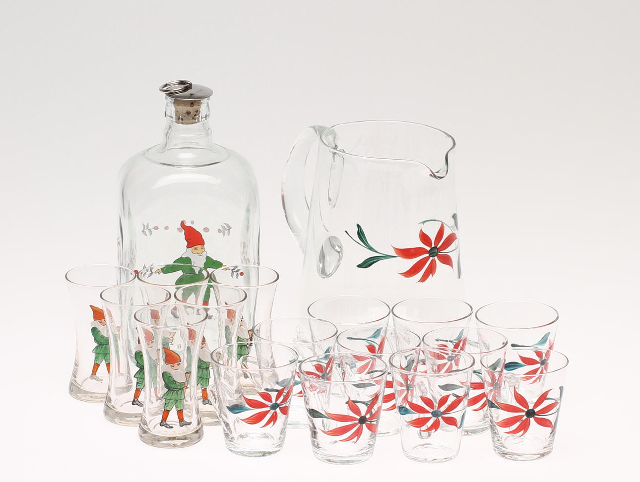 TOMTEGLAS, 6 st, TILLBRINGARE, GLÖGGMUGGAR, 10 st, målad dekor, BRÄNNVINSFLASKA.