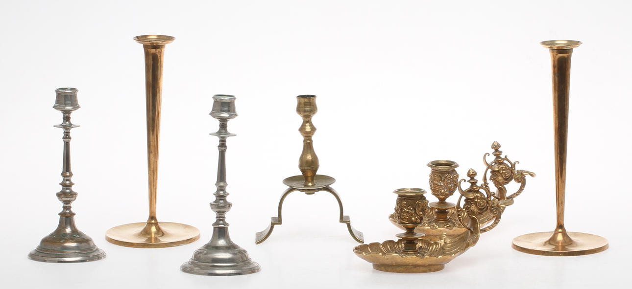 LJUSSTAKAR 3 par samt 1 st, mässing, bland annat Gusum, Skultuna. 1800/1900-tal.