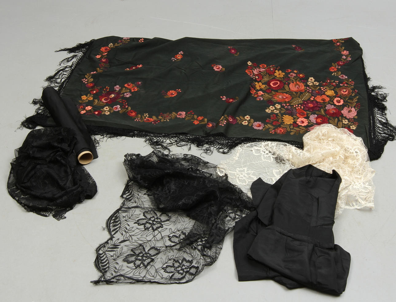 PARTI TEXTILIER, bland annat spetsar, broderad duk.