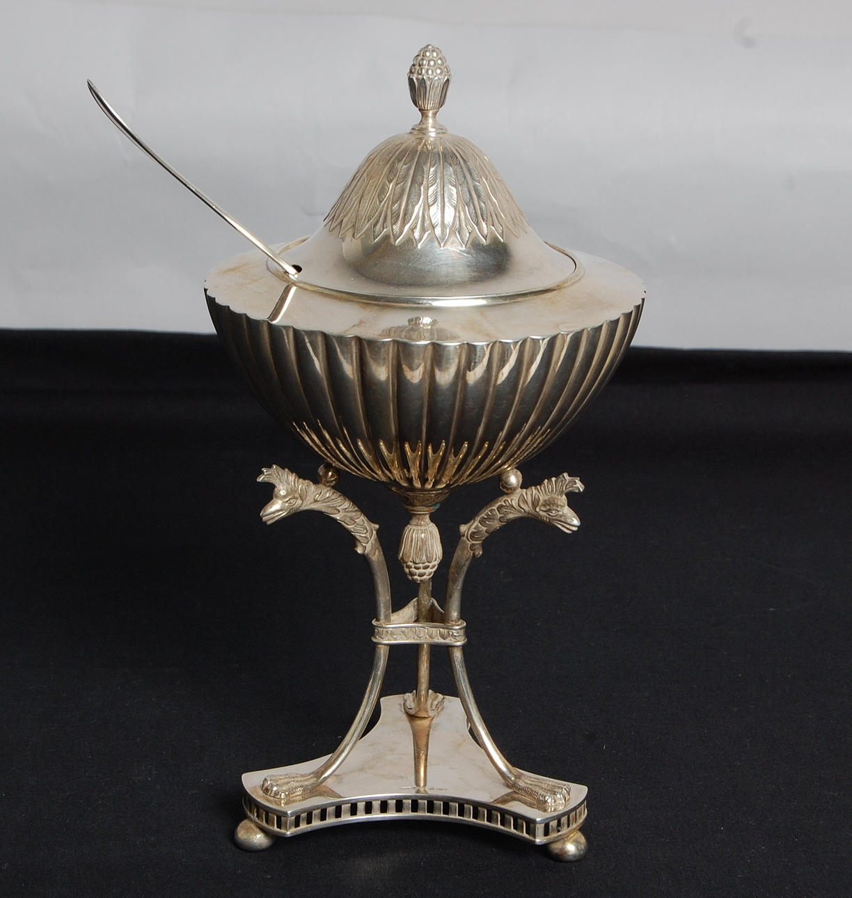 SOCKERSKÅL PÅ FOT, silver, stämplad, Axel Larsson, Helsingborg, 1918, vikt 609 g.