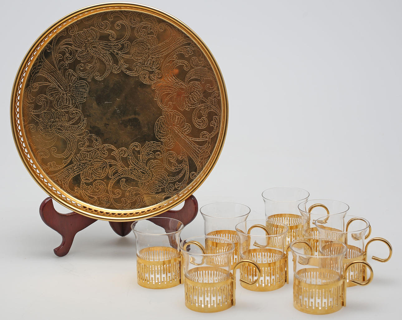 GLÖGGSERVIS MED BRICKA, 9 delar, gulmetall, 1900-talets senare hälft.