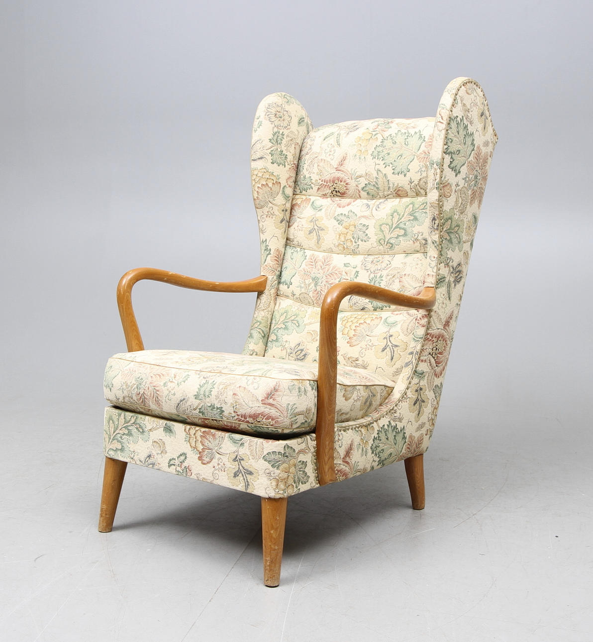 FÅTÖLJ, sk öronlappsmodell, 1940-tal.