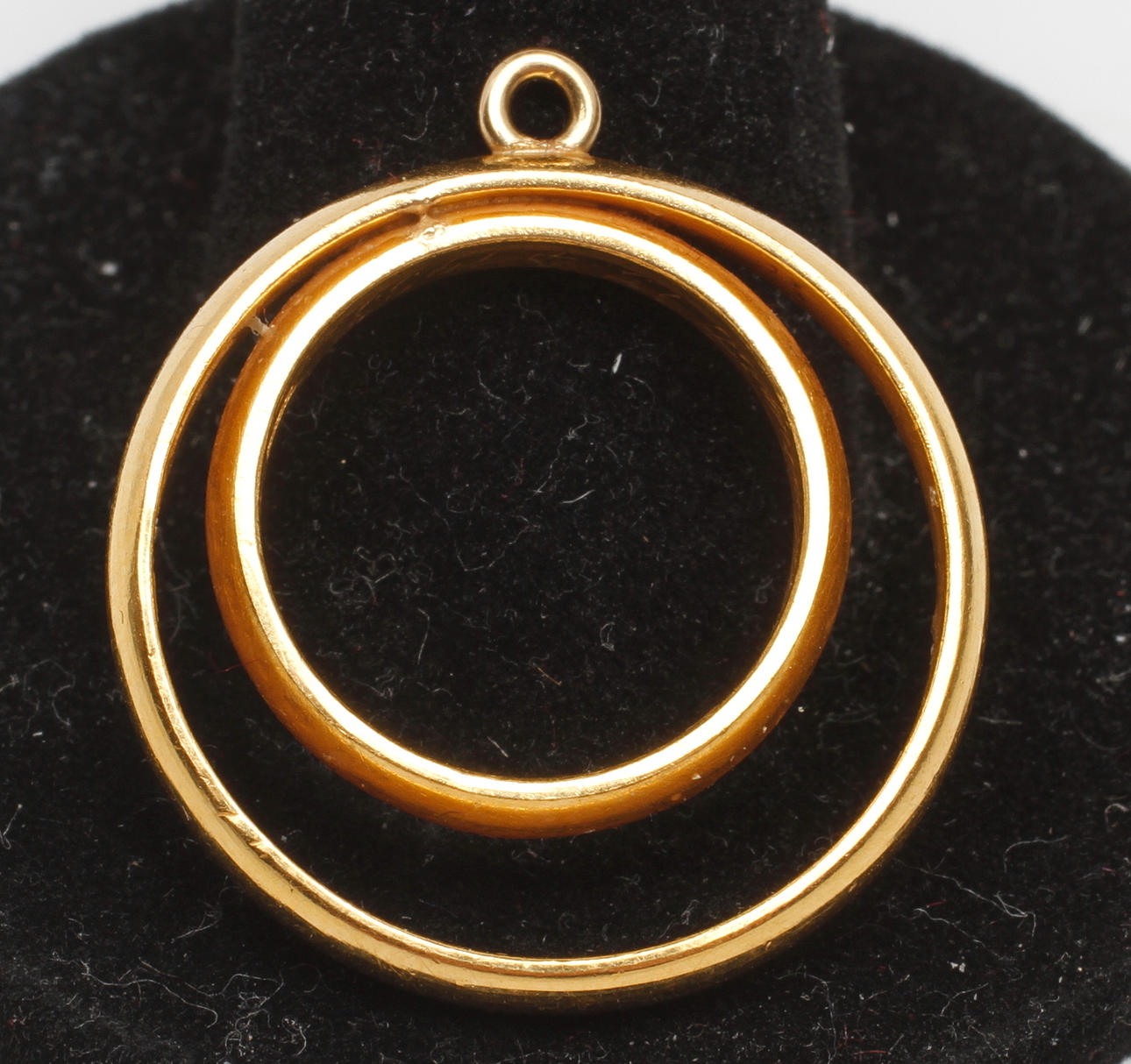 RINGAR, 2 ST OMGJORDA TILL HÄNGE, 23k guld, vikt ca 8,7 gr.