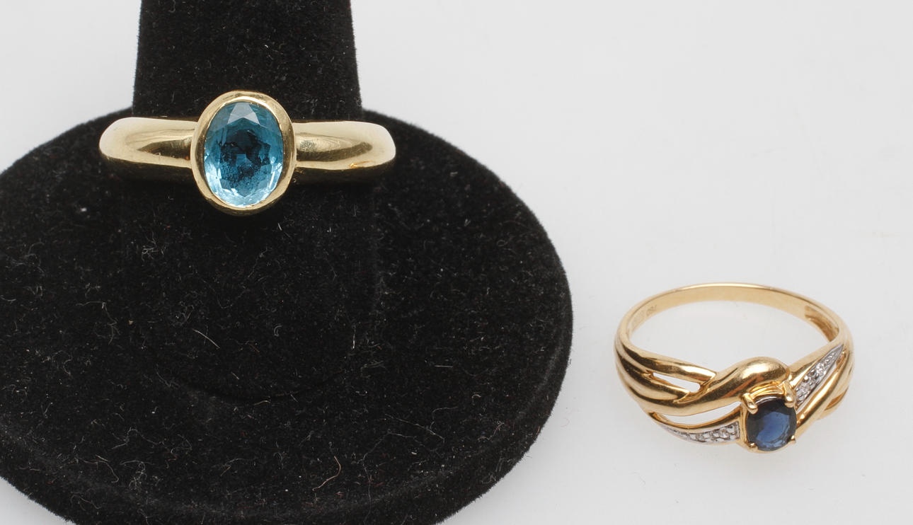 RINGAR, 2 st med stenar, 18k guld, vikt ca 7 gr.