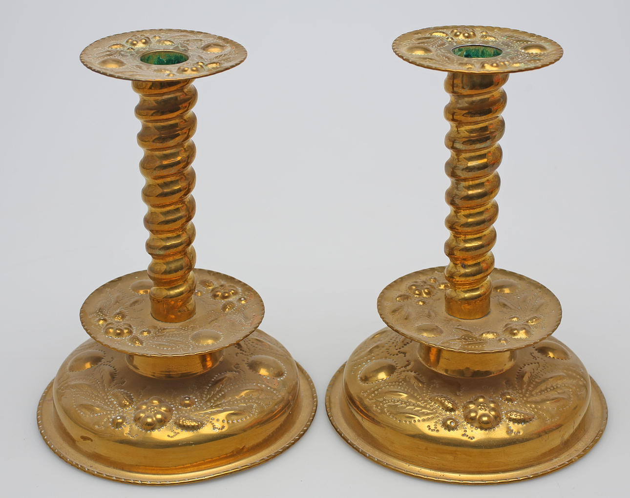 LJUSSTAKAR, ett par, mässing, barock stil, W Bratt, Jönköping, troligen 1900-talets början.