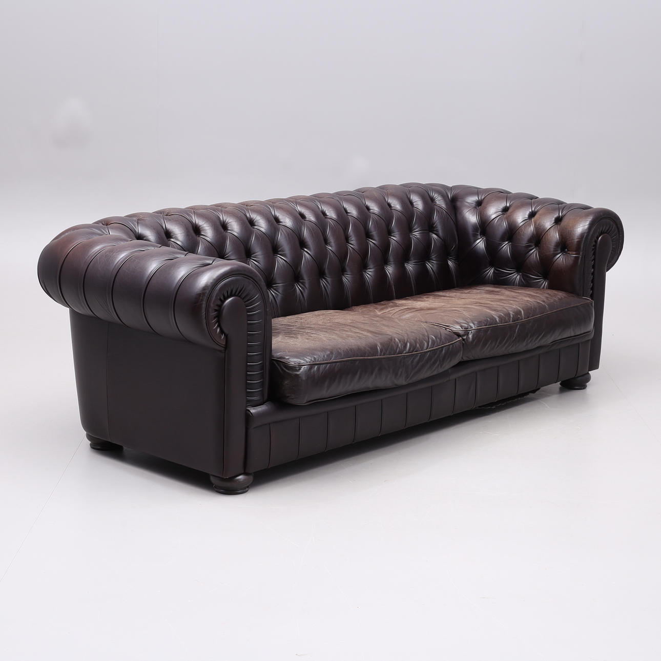 SOFA, leather, Chesterfield model, Natuzzi, Italy, 1900s/2000s.