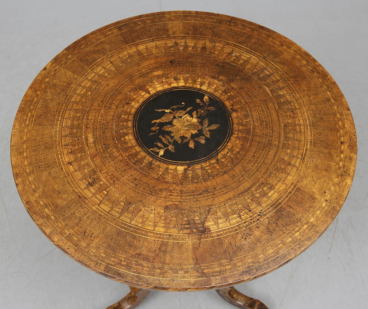 BORD, på pelafot, "tändsticksbord", 1800 talets första hälft.