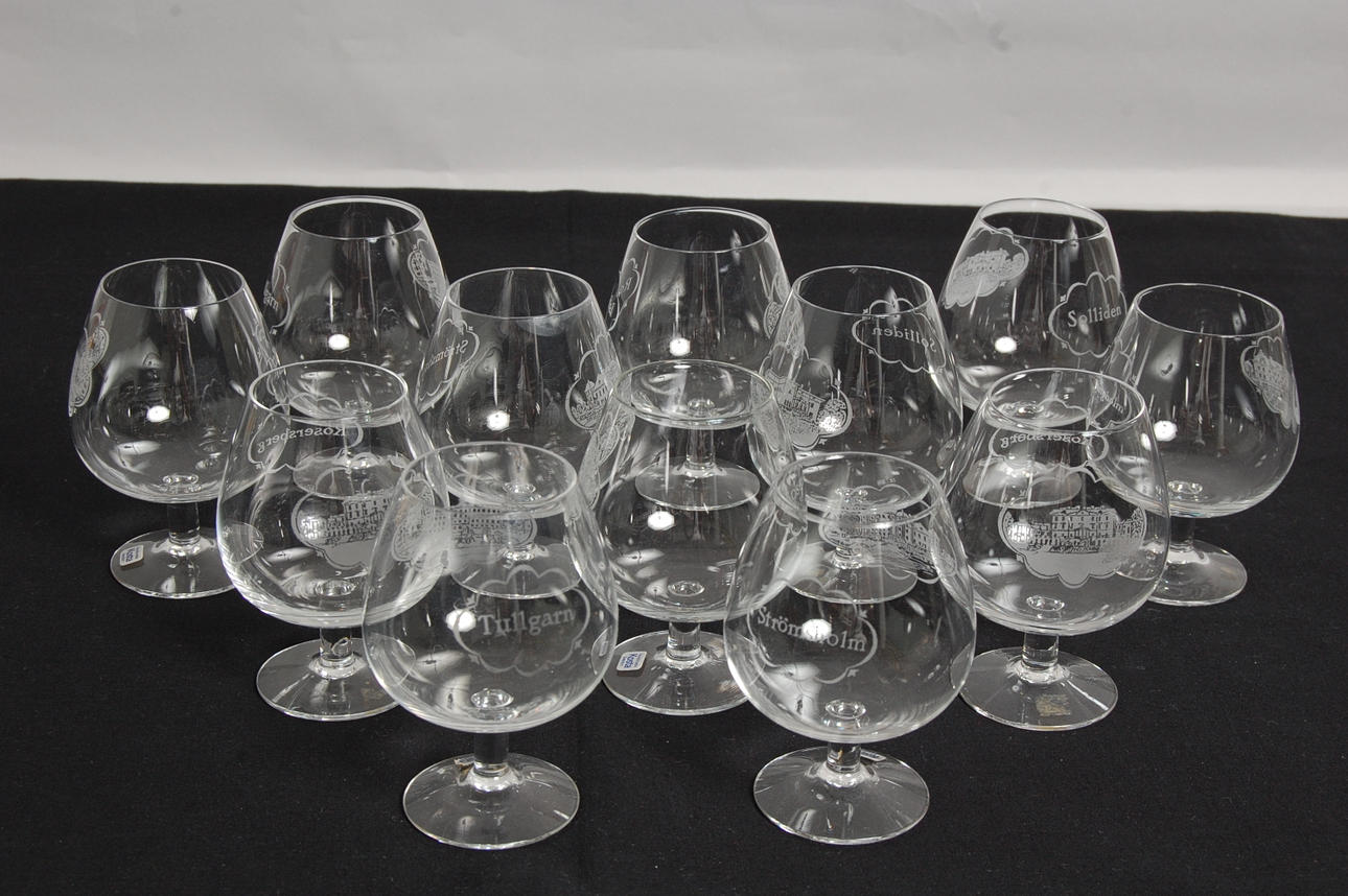 COGNACSKUPOR, 12 st, med olika Svenska slottsmotiv, Kosta.