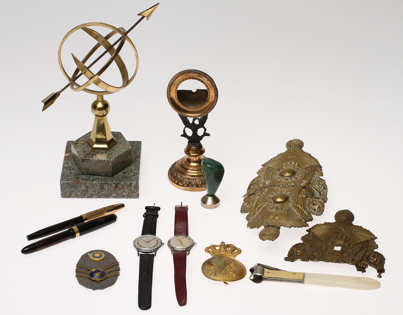 PARTI DIVERSE; Mössmärken, Cigarrsnoppare, Klockställ, Solur, mm.