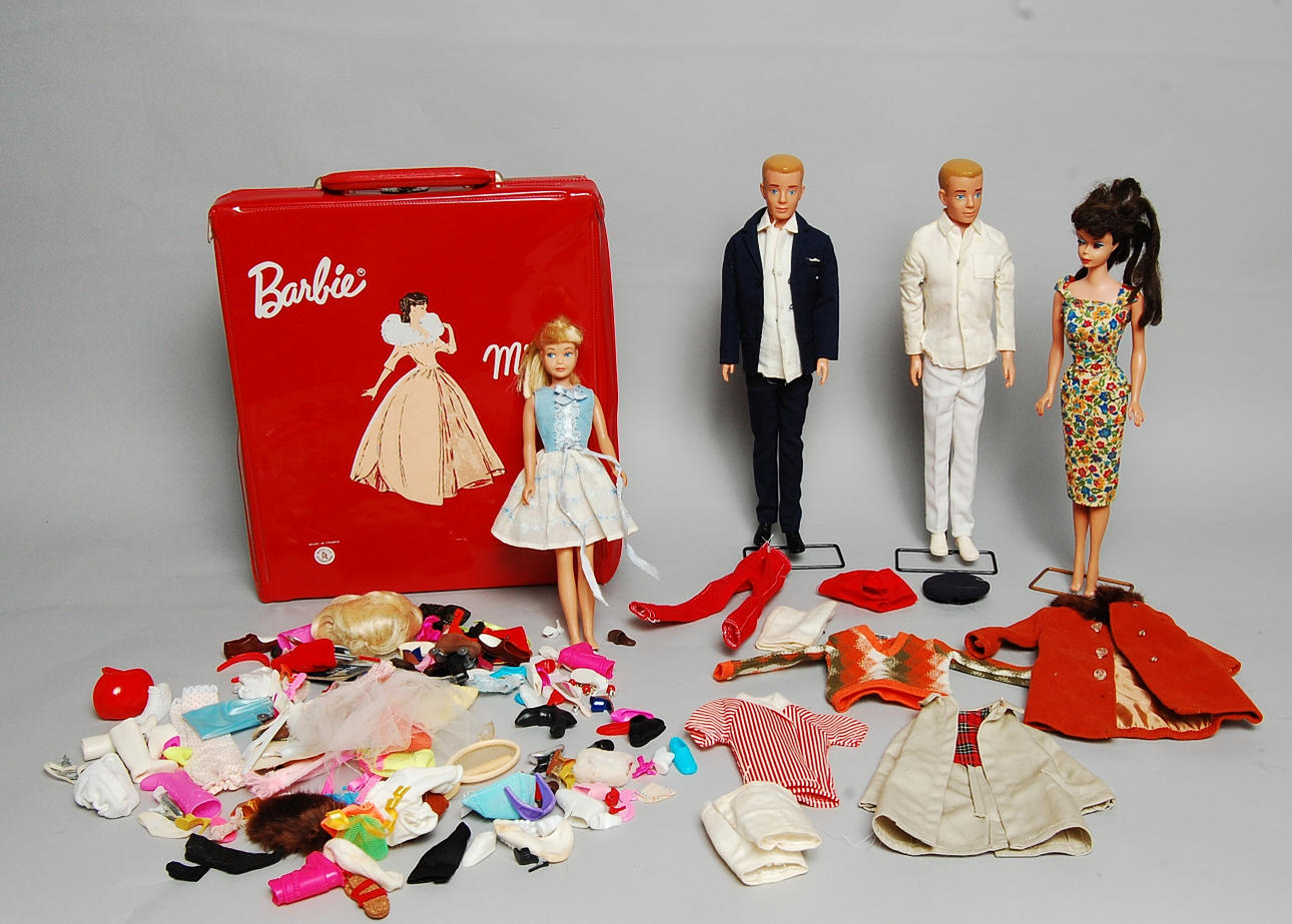 BARBIE, KEN, SKIPPER, med garderob, och kläder, 1960-tal.