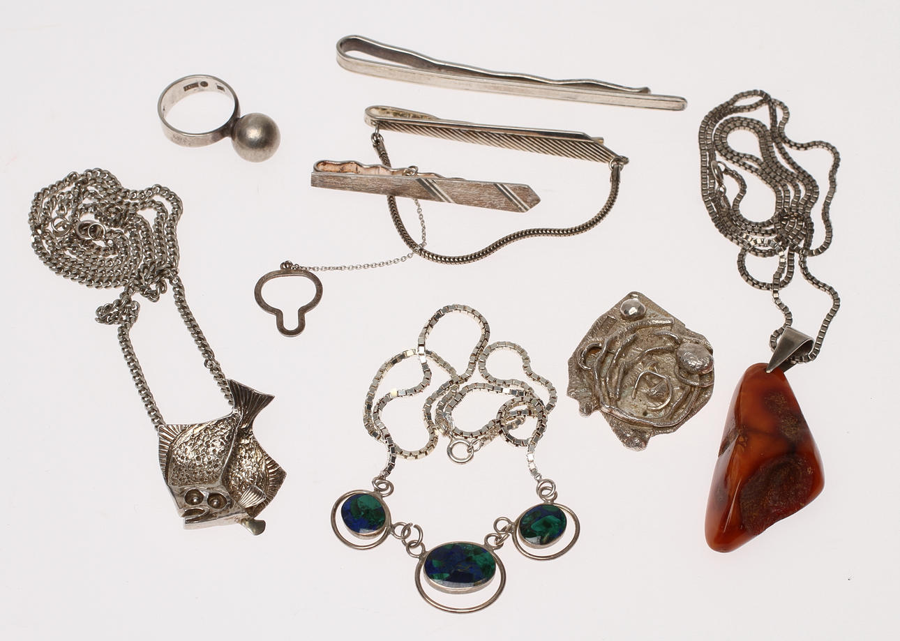 SMYCKEN, silver, 8 delar. Halsband, hänge, ring Isaac Cohen samt slipsnålar.