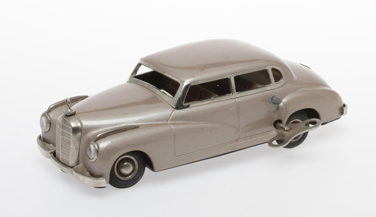 JNF / NEUHIERL MERCEDES PLÅTBIL, gummidäck, urverk. Germany.