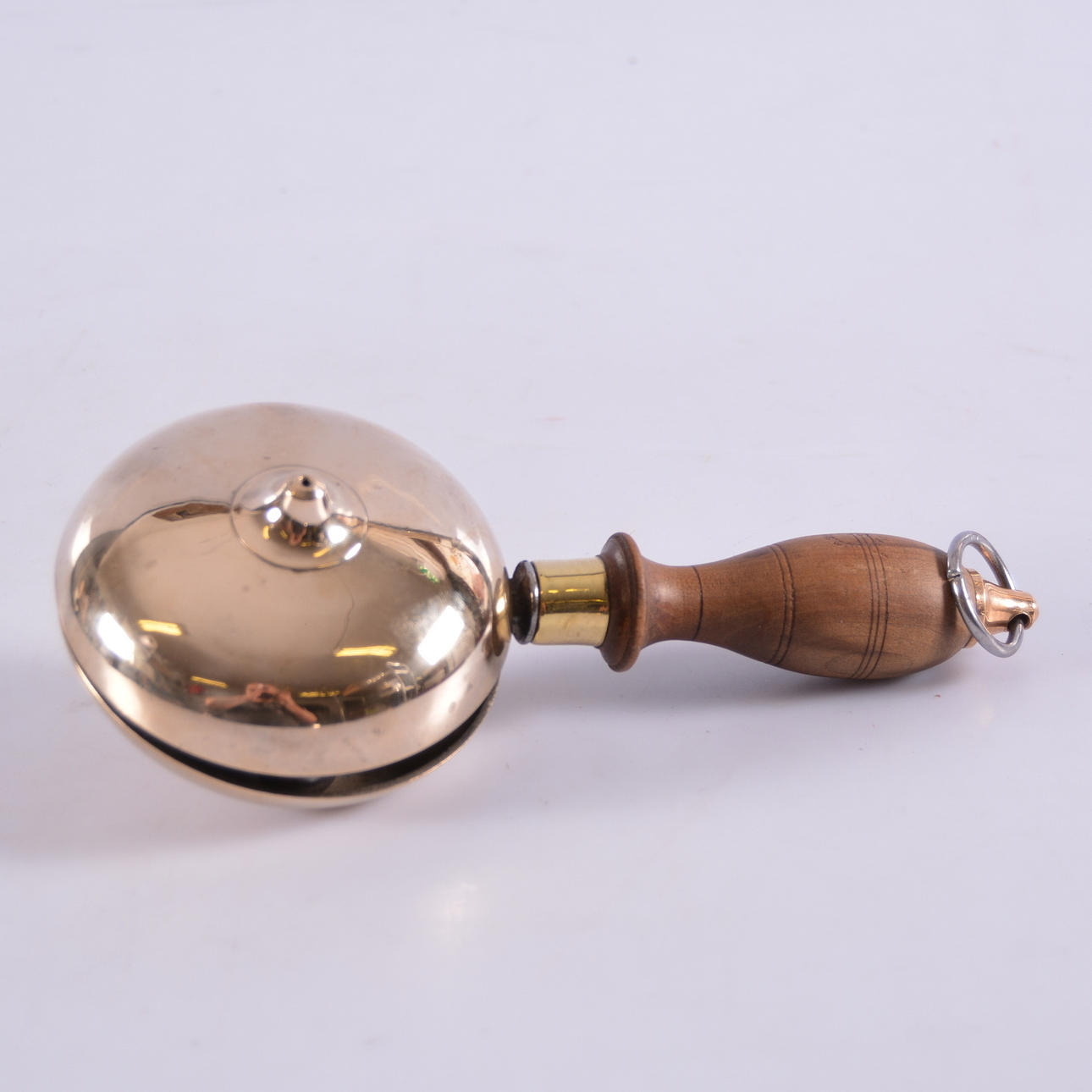 SKOLEKLOKKE, messing og træ, 1900-tallet.