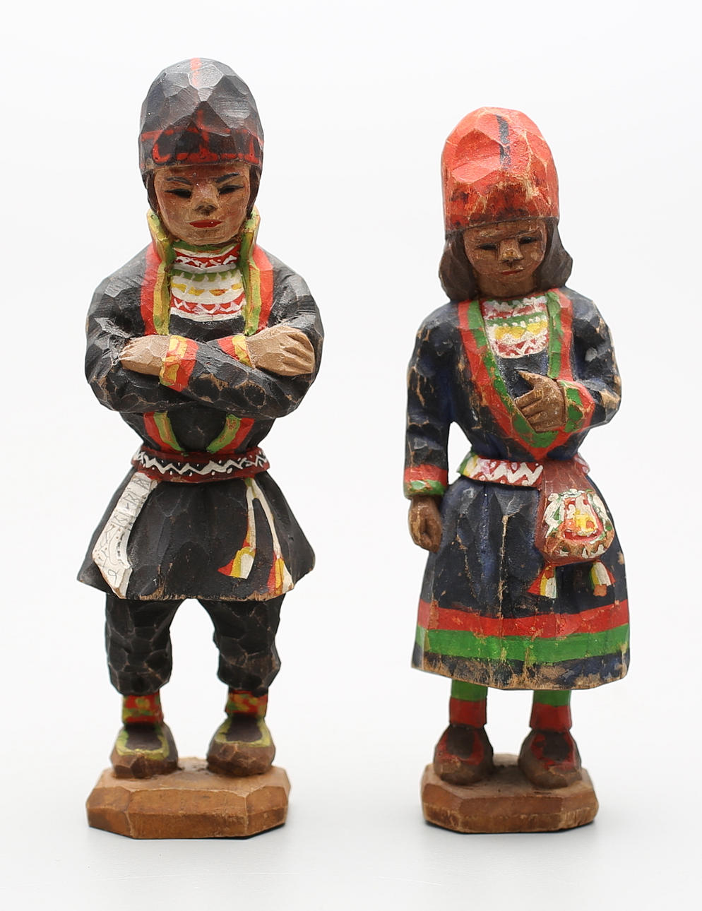 TORBORG LINDBERG. FIGURER, snidat trä, samepar, signerade.