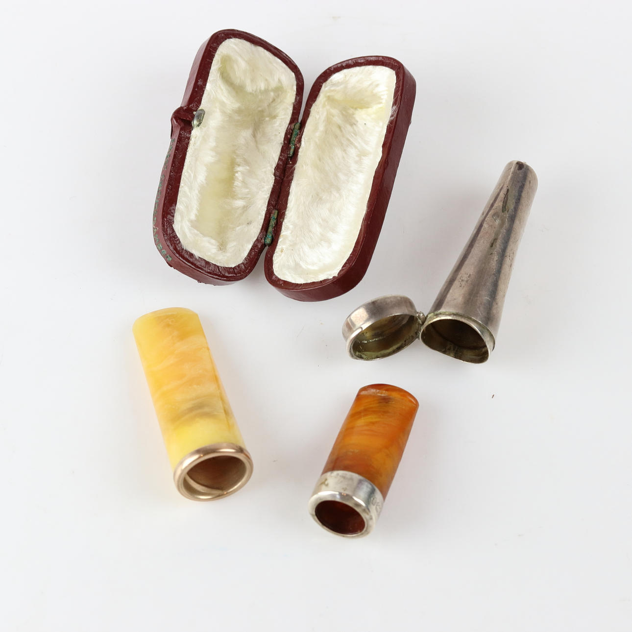 CIGARRMUNSTYCKEN, 2 st. bärnsten och silver 830, engelska stämplar.