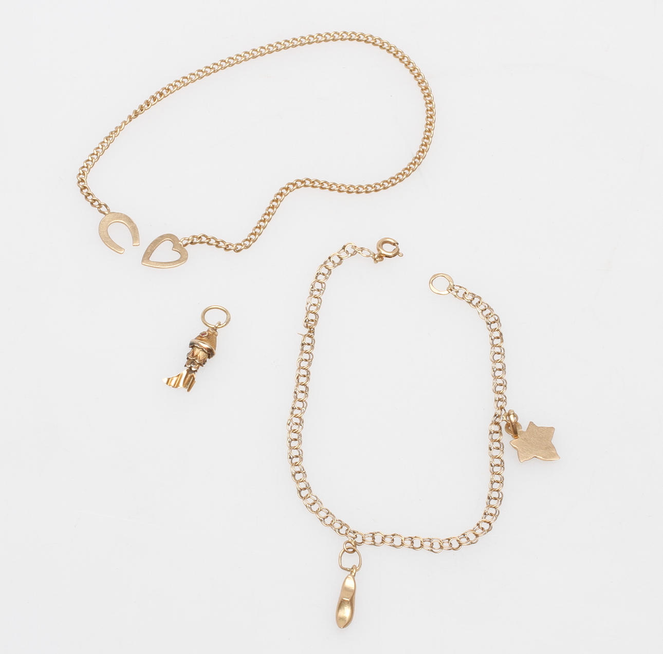 ARMBAND, 2 st, 18k guld, vikt ca 8,4 gr.