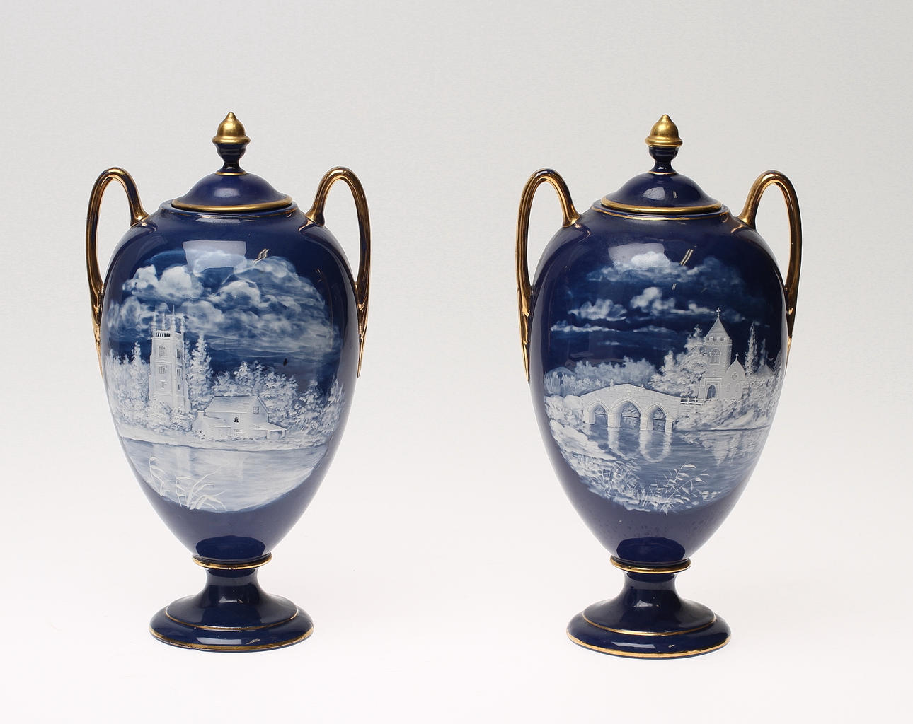 LOCKURNOR, 1 par, Rörstrand, porslin med reliefdekor, 1900-talets första hälft.