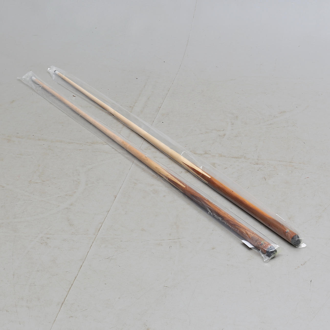 BILJARDKÖER, ett par, House Q Maple cue.