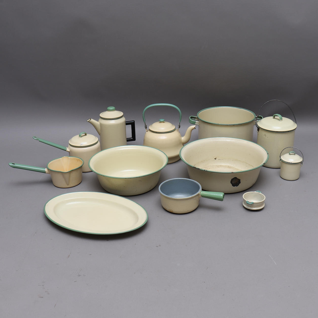 EMALJFÖREMÅL, 12 st, Kockums, Ronneby/Kallinge.