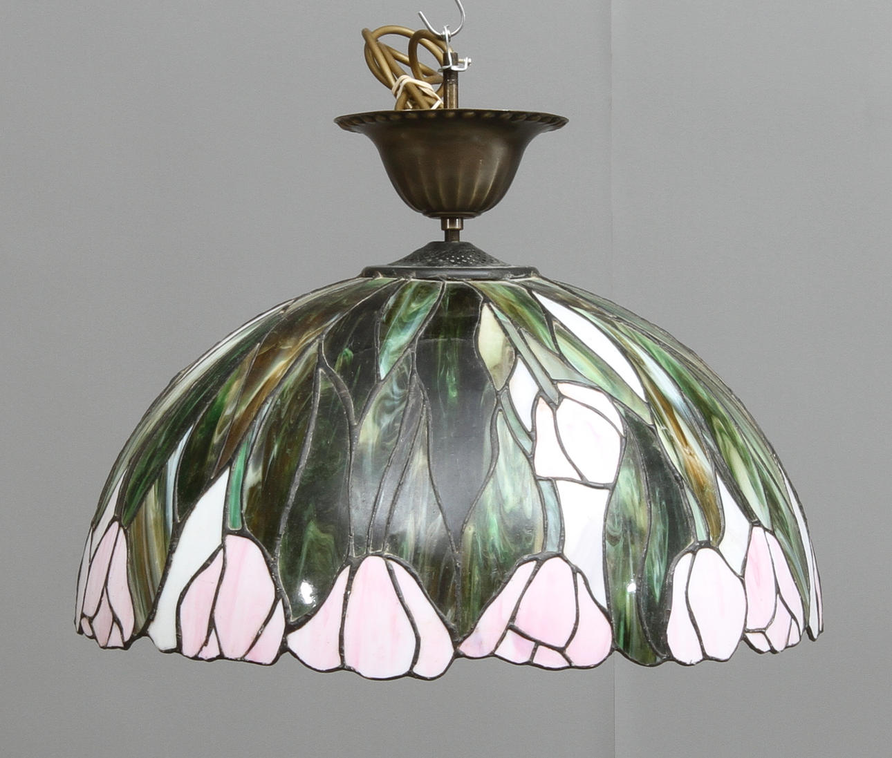 TAKLAMPA, glas, med dekor av blommor. 1900/2000-tal.