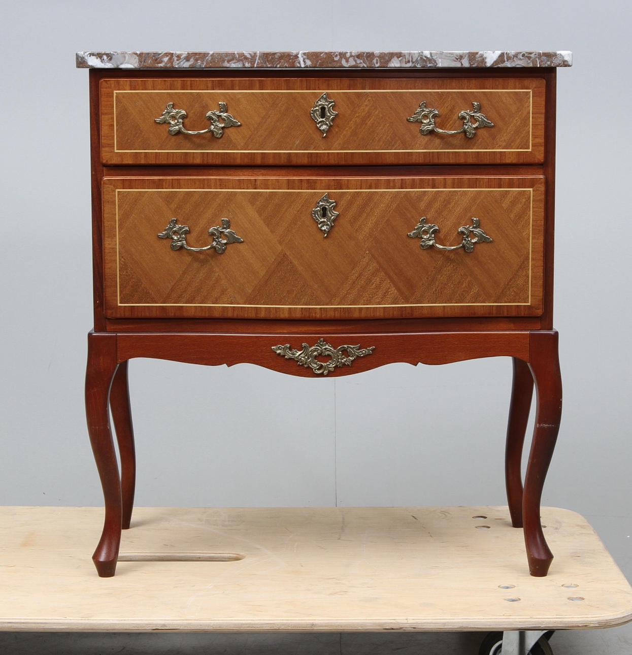 BYRÅ, rokokostil, 1900-talets andra hälft.