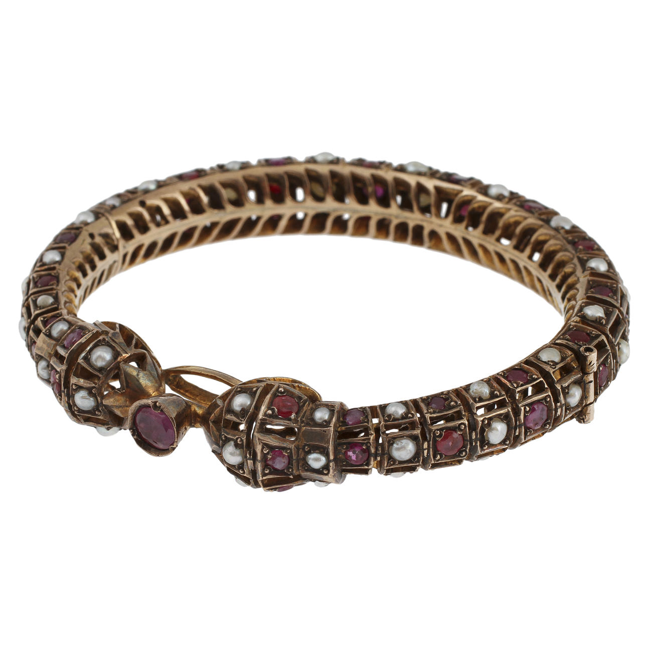 ARMRING, gulmetall med rubiner och pärlor, Indien, sekelskiftet 1800/1900-tal.