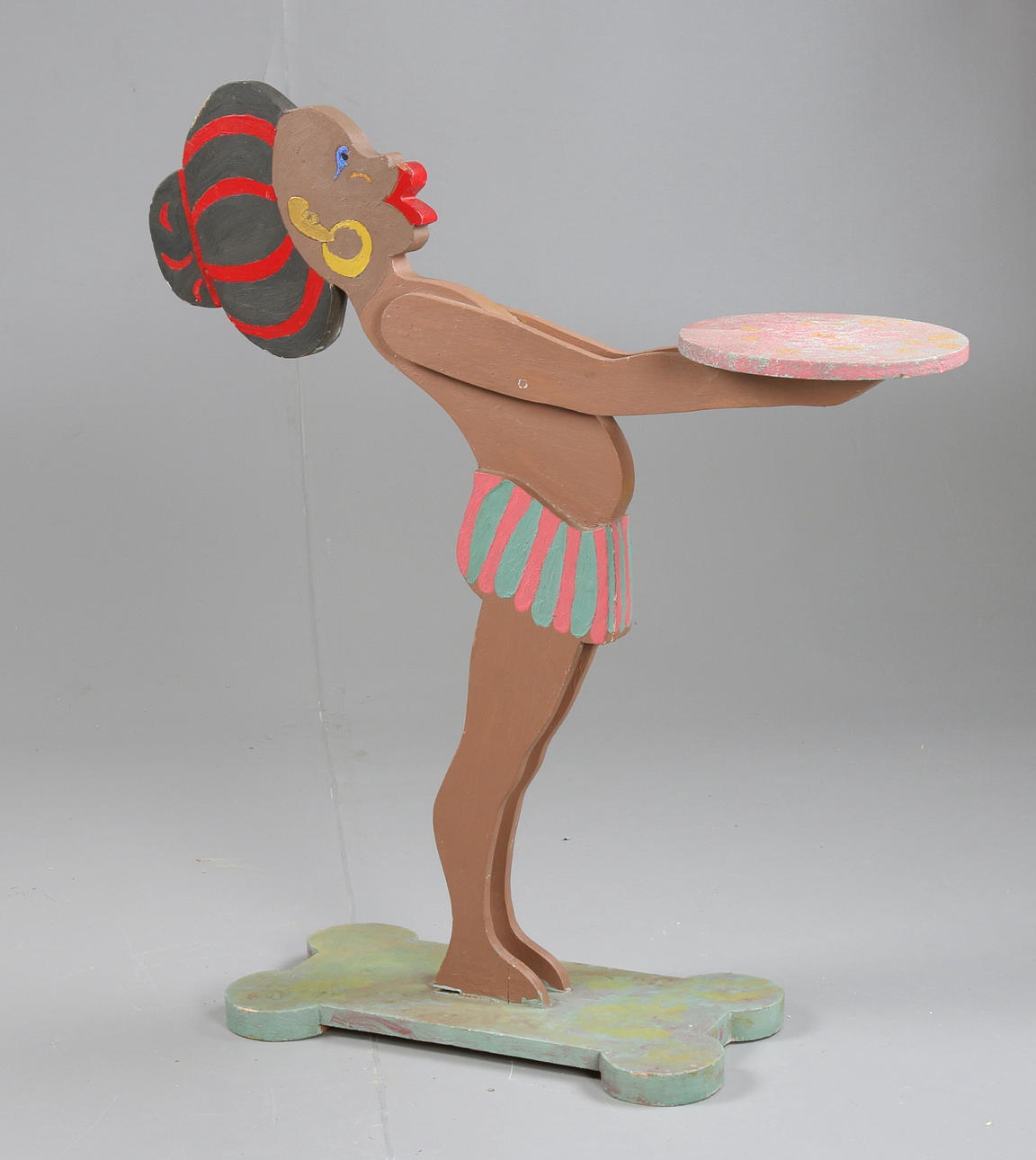 BETJÄNT, trä, 1900-tal.