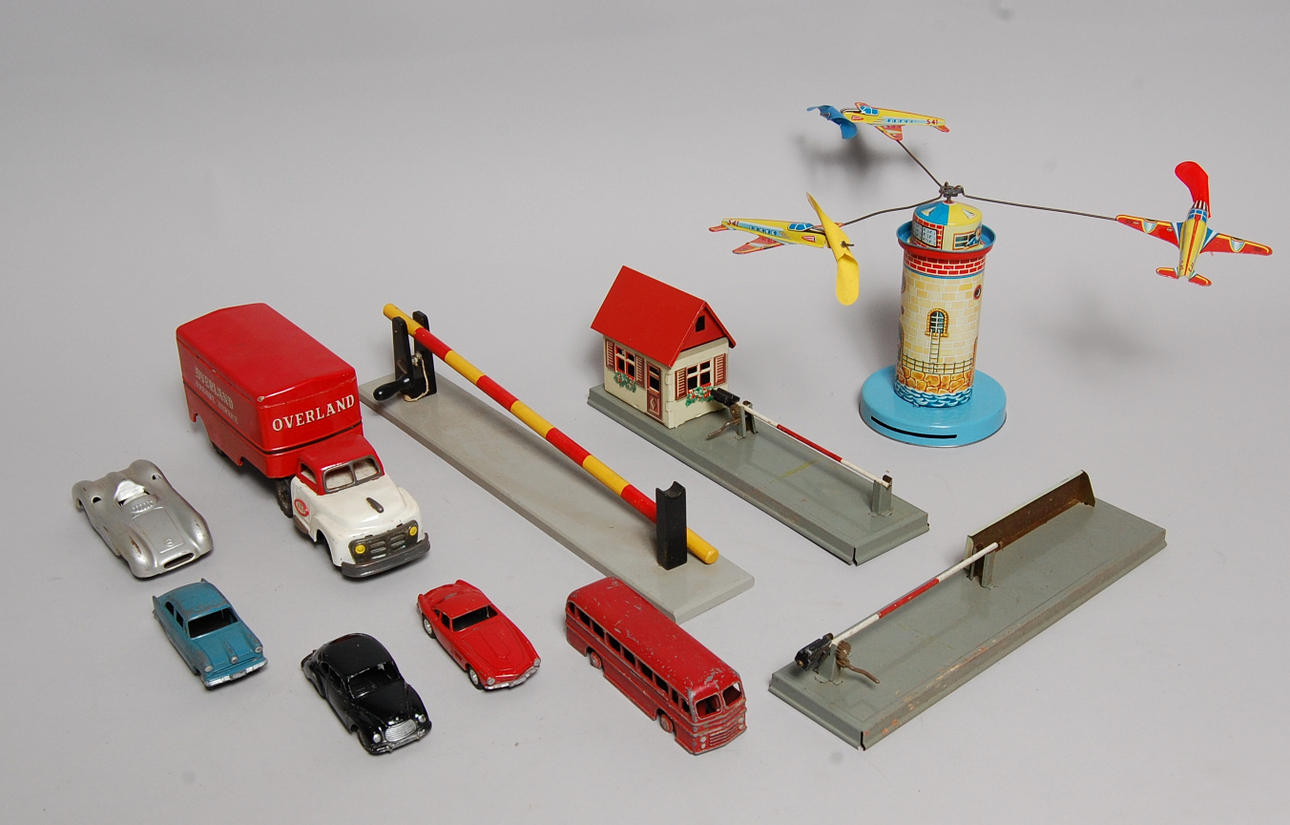 MODELLBILAR, bommar, 10 delar, bland annat Dinky Toys, Merklin, KO, 1950-tal.