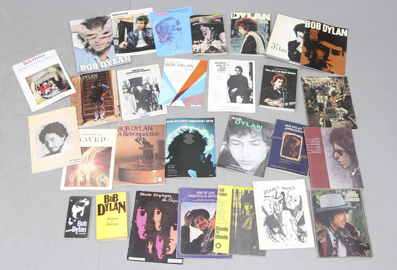 BOB DYLAN, ca 29 delar, tidningar, noter och böcker.