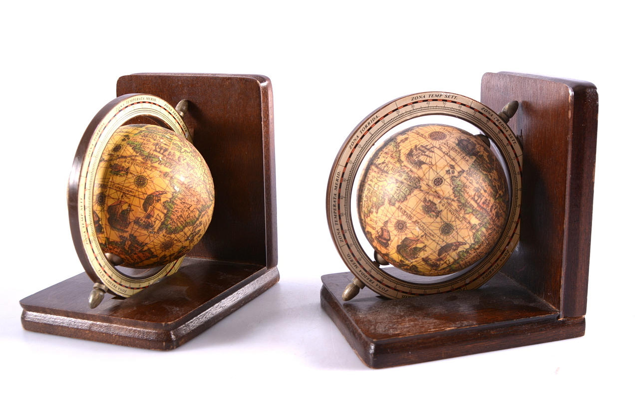 BOKSTÖD, 1 par, trä, 1900-talets senare del.