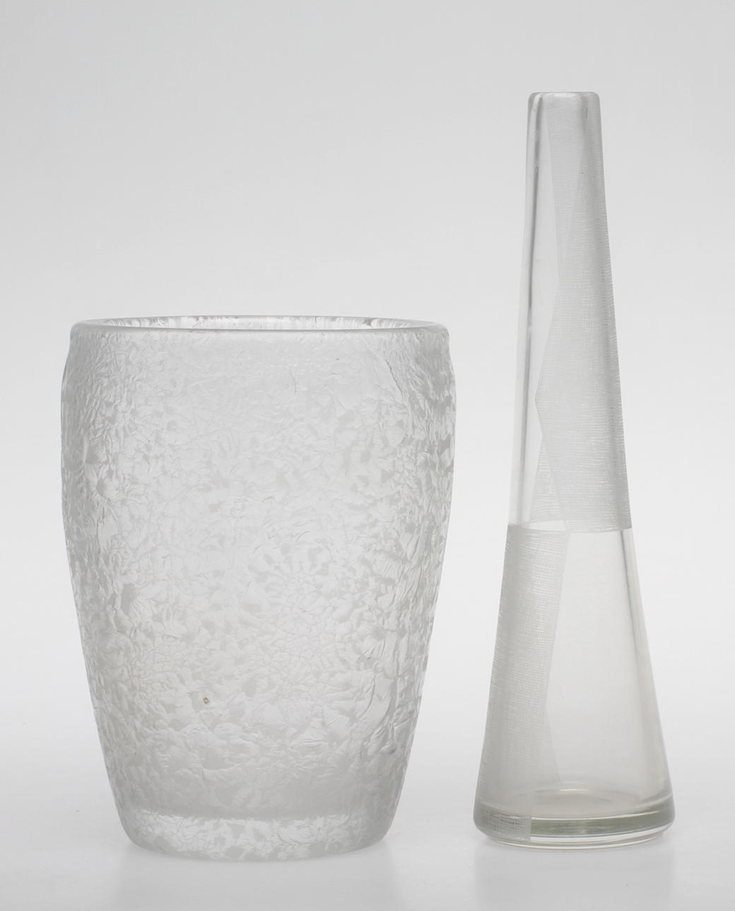 VASER, 2 st, glas, varav en Bengt Orup, 1900-tal.