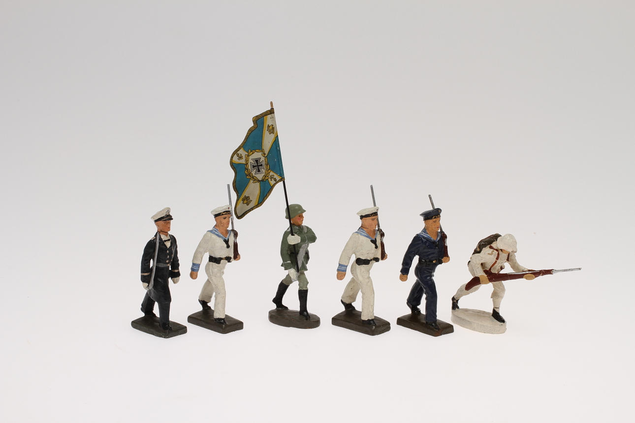 LINEOL MARSCHERANDE MARIN med ELASTOLIN VINTERSOLDAT och fanbärare marinfana.