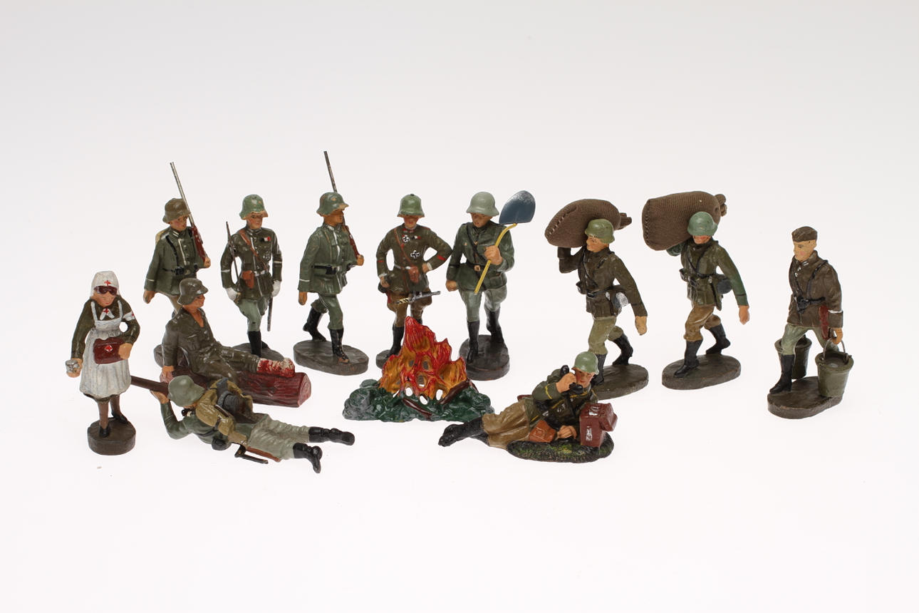 ELASTOLIN soldater och LINEOL skadad1940-tal, 13 delar.