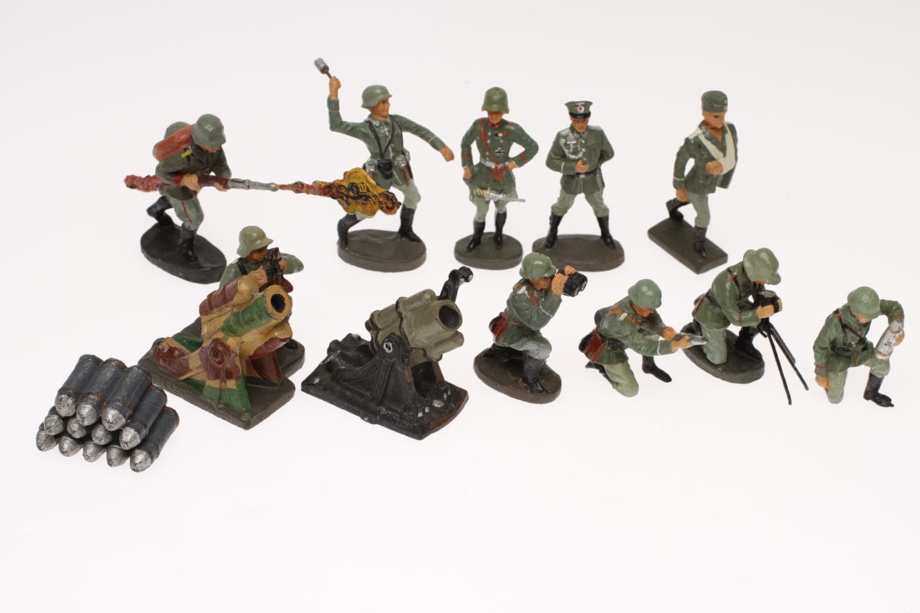 ELASTOLIN soldater och LINEOL skadad, minkastare 1940-tal, 12 delar.
